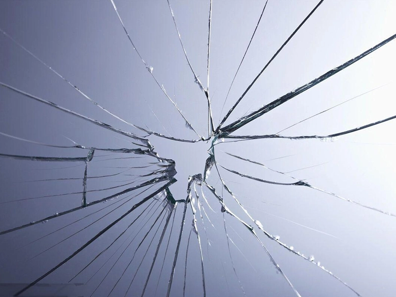 Isı güçlendirilmiş cam kendiliğinden kırılacak mı?