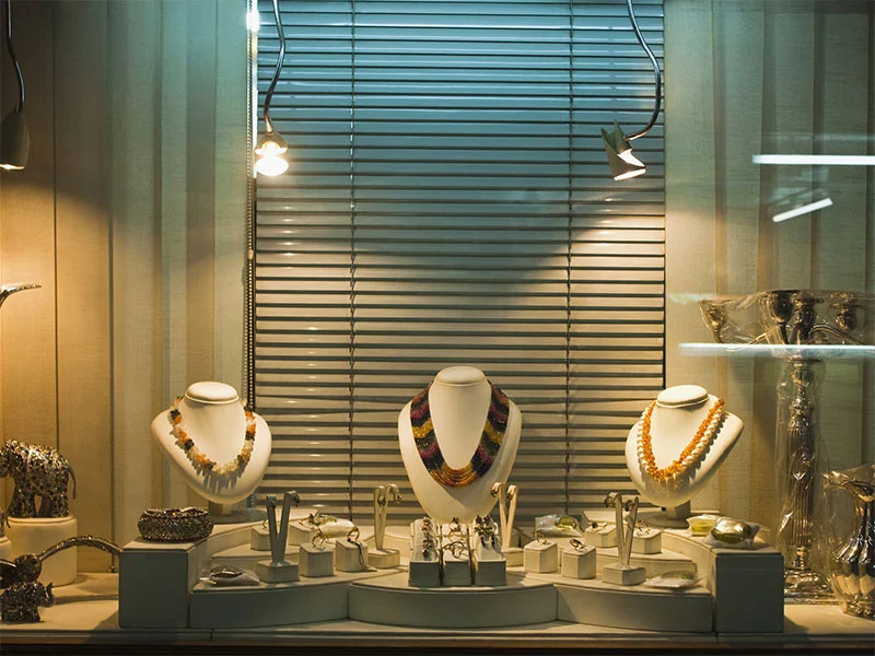 Sıradan camlara kıyasla kurşun geçirmez camın avantajları nelerdir